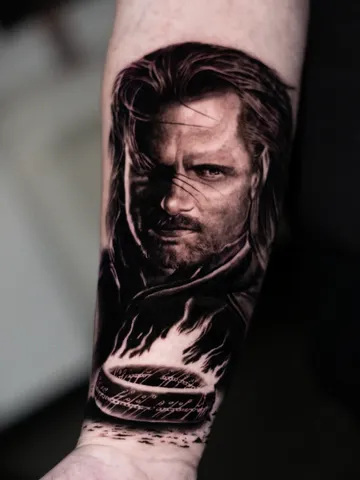 Tatuaje realista en antebrazo con sombreado profesional por Goethe Ink