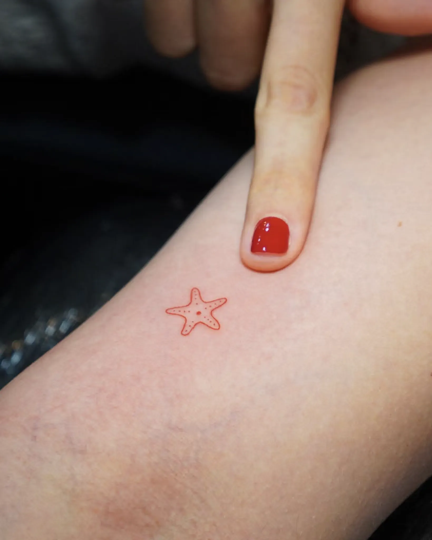 Tatuaje minimalista de arte fino por Clayton Goethe