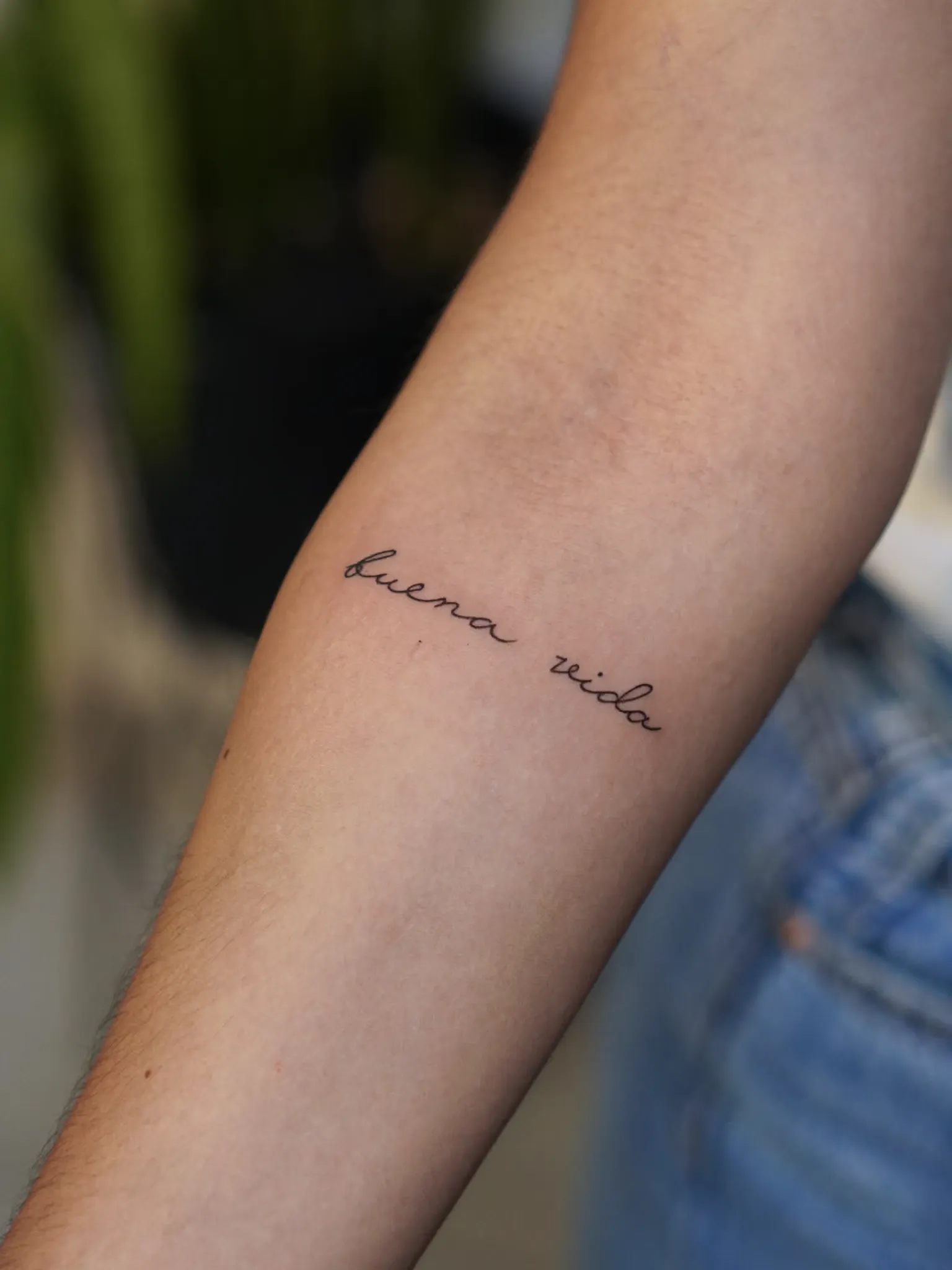 Tatuaje minimalista delicado por Clayton Goethe