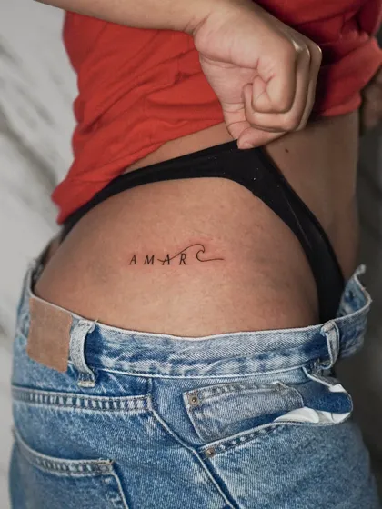 Tatuaje minimalista elegante por Clayton Goethe en Barranquilla