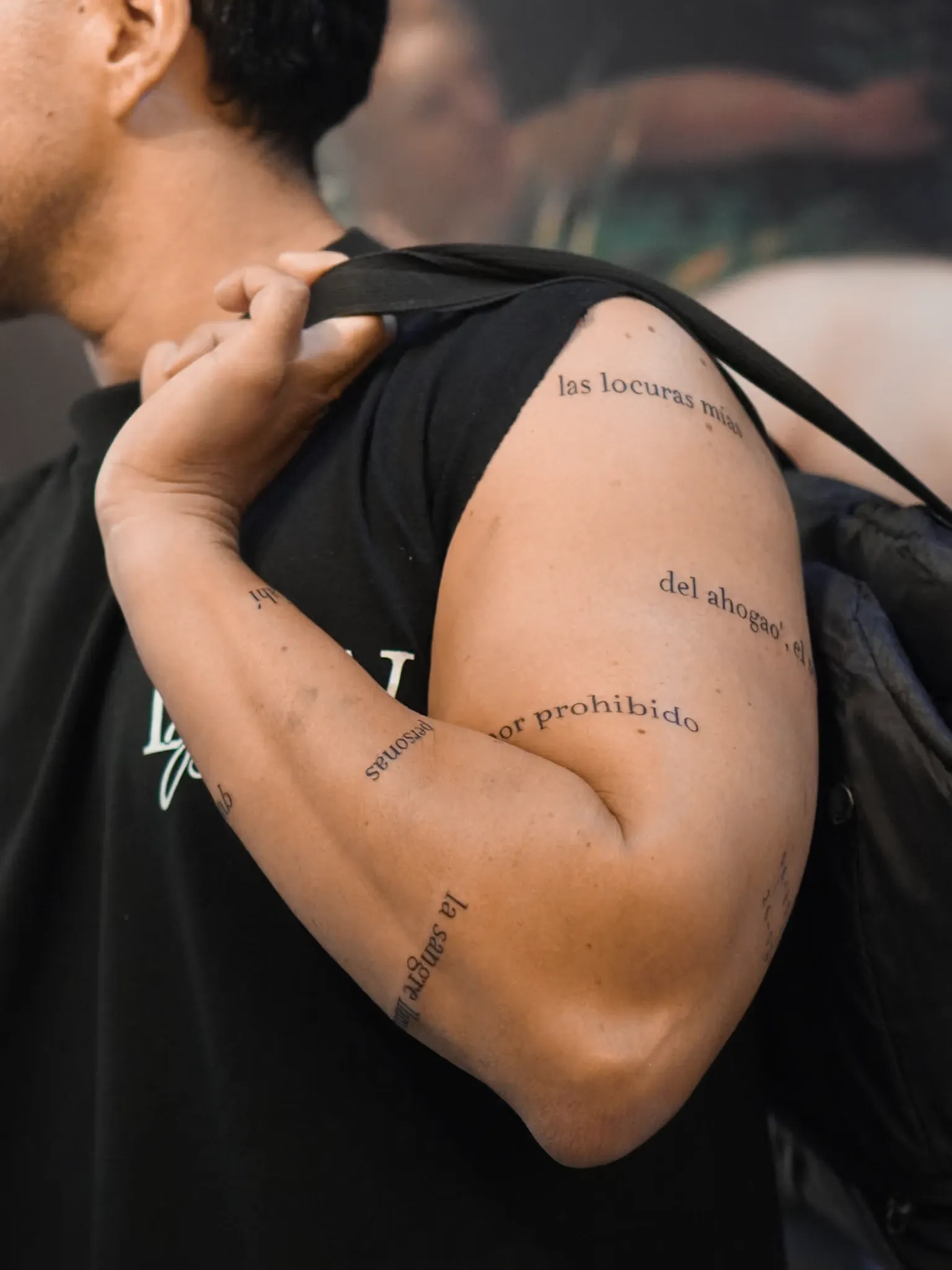 Tatuaje minimalista de líneas finas por Clayton Goethe