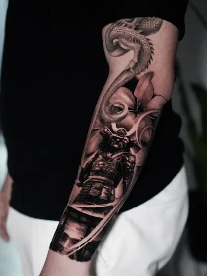 Tatuaje estilo oriental japonés en antebrazo por Clayton Goethe en Barranquilla