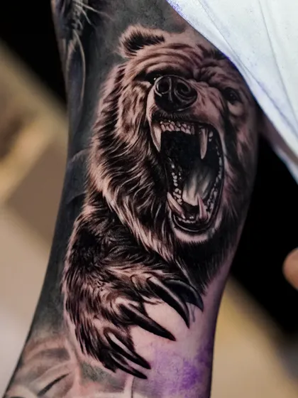 Tatuaje realista de oso con texturas detalladas por Clayton Goethe