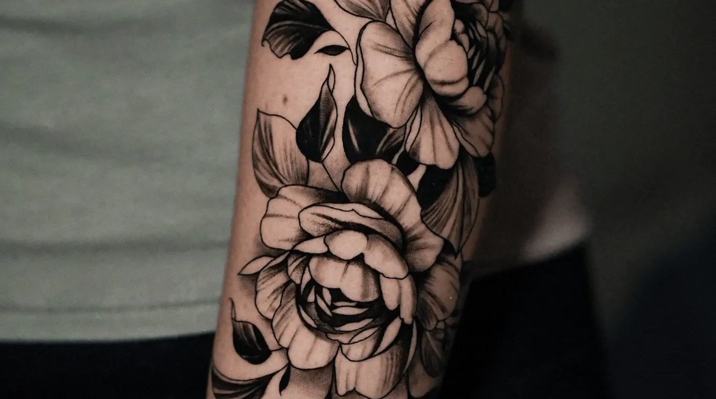 Tatuaje recién hecho con cuidados de curación por Clayton Goethe